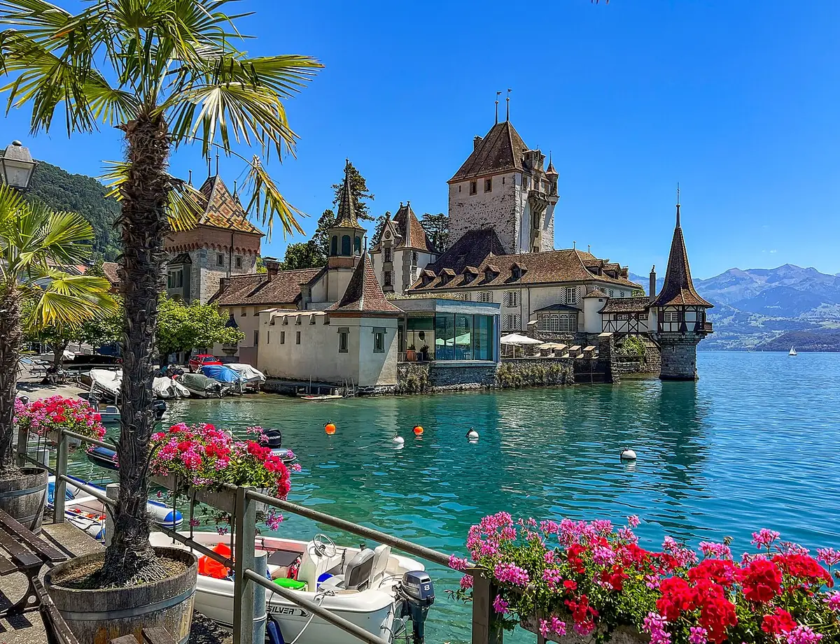 Le château d’Oberhofen, ses tourelles et ses palmiers au bord du lac de Thoune