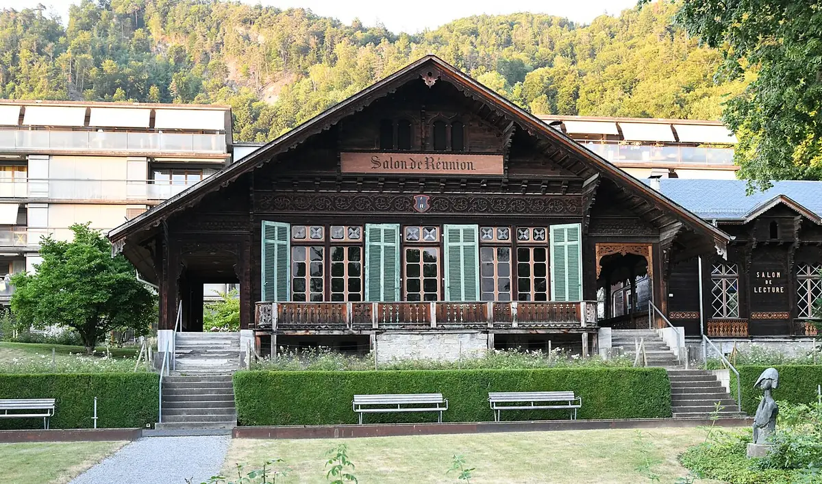 Le Salon de Réunion, un chalet en bois orné, à Thoune