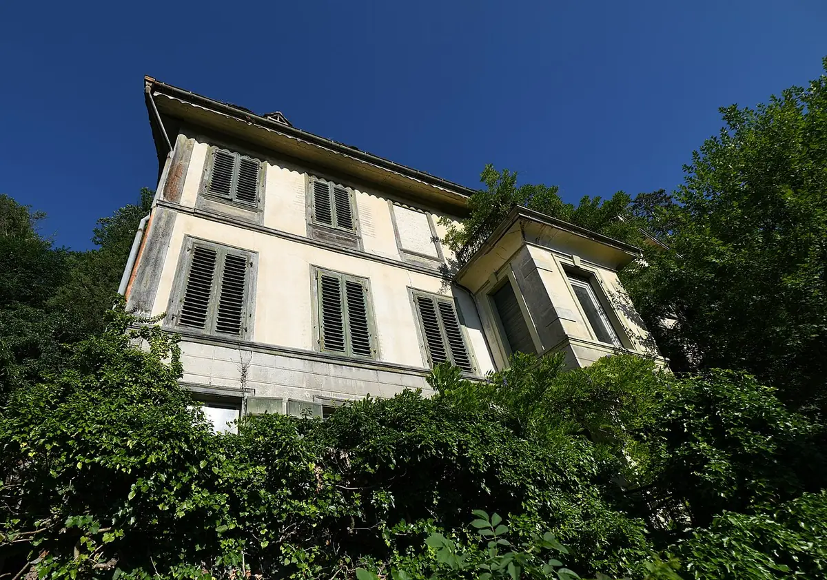 La Villa Joliette, une demeure ancienne entourée d’arbres à Thoune