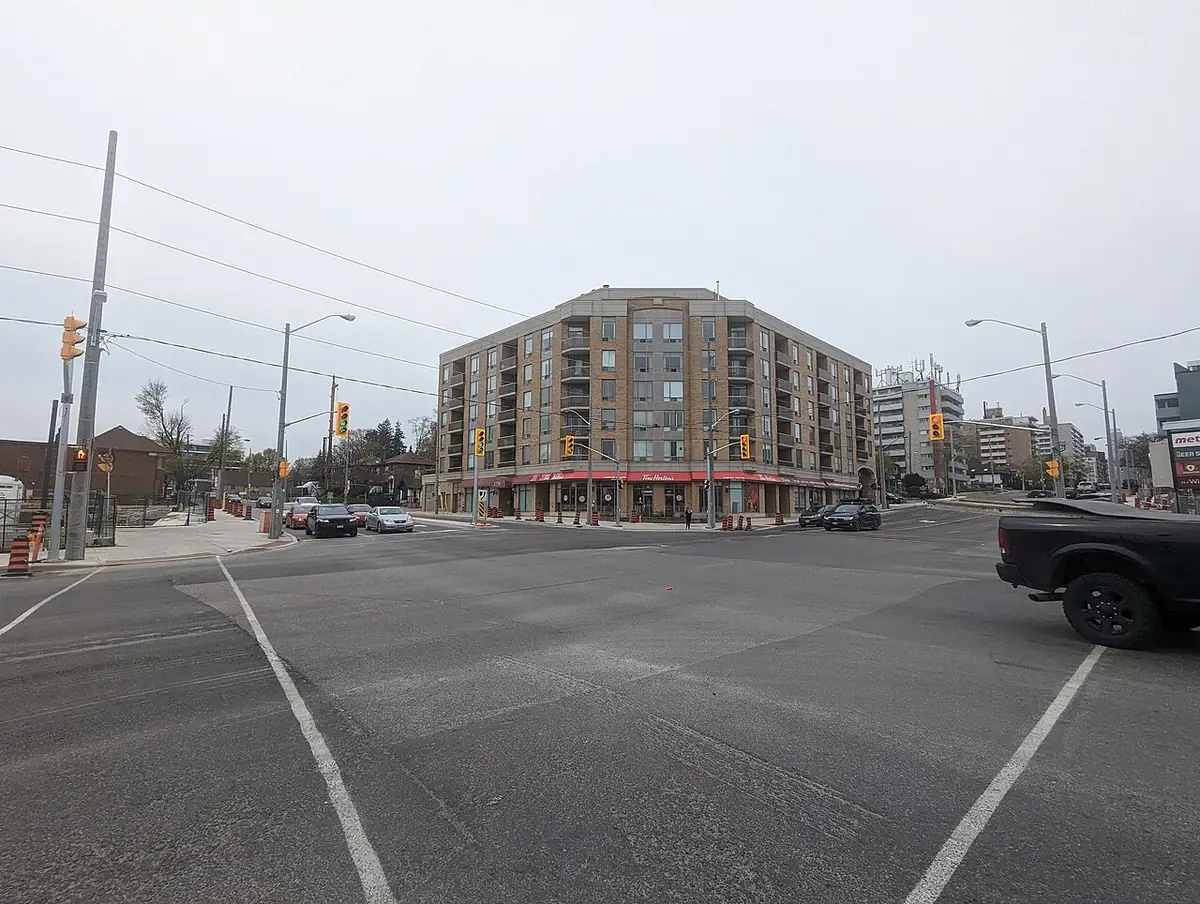 Un carrefour de Toronto avec un immeuble d’appartements le long de l’avenue Eglinton