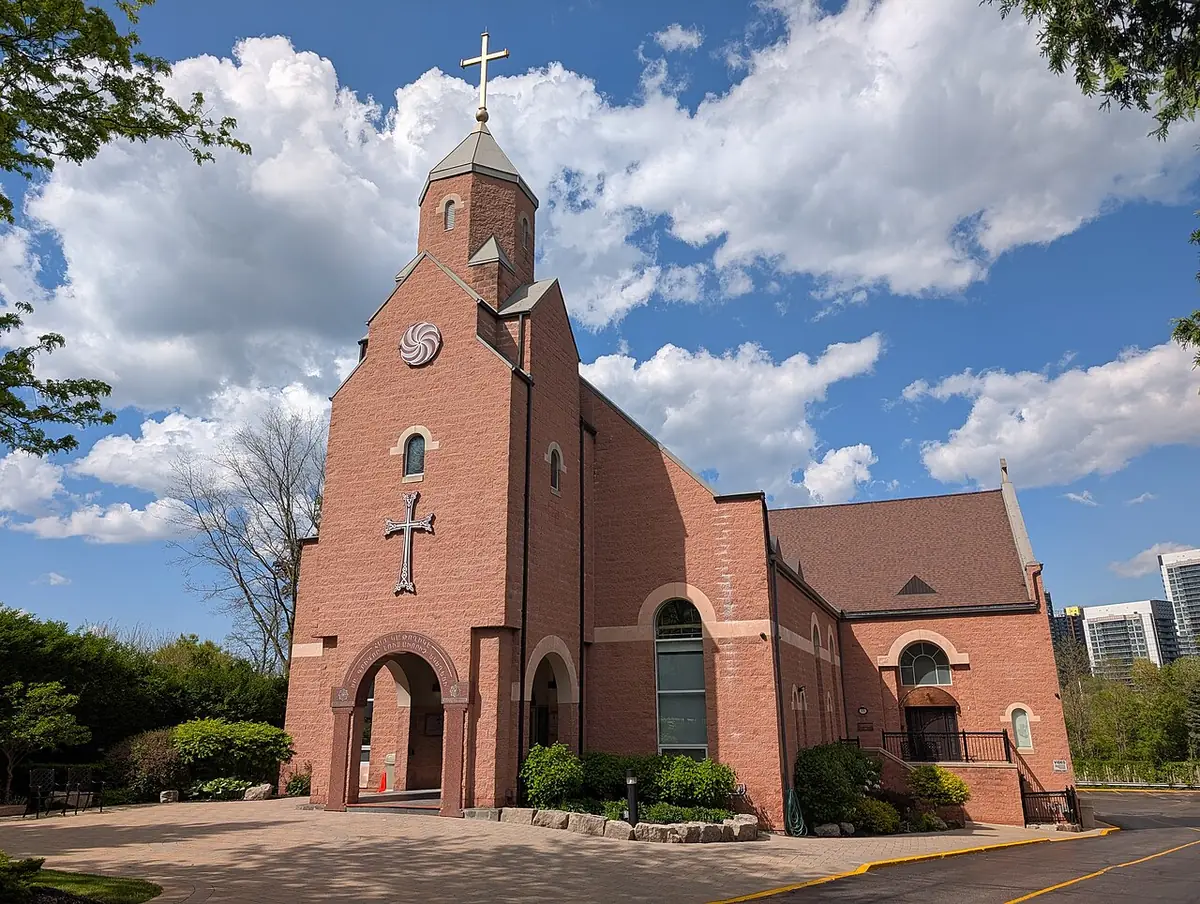 L’église catholique arménienne Saint-Grégoire, en brique rouge sous un ciel nuageux