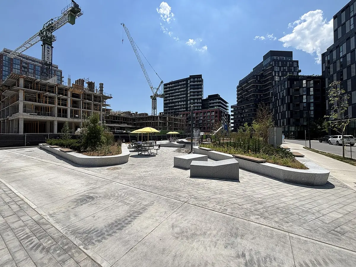 Une place publique avec bancs et nouvelles constructions à Toronto