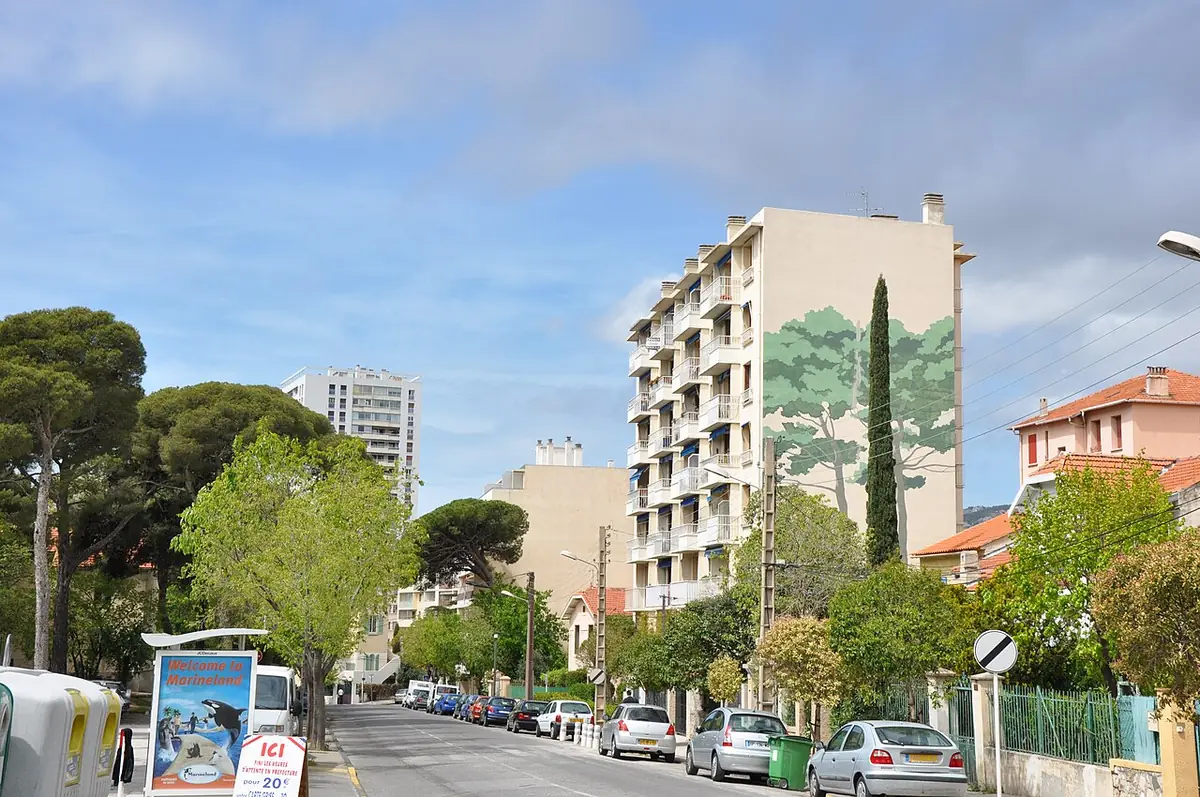 L’avenue de la Victoire, bordée d’arbres et d’immeubles résidentiels à Toulon