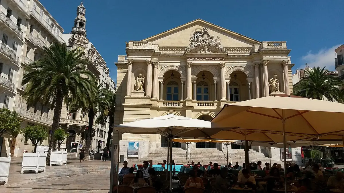 La terrasse animée de la Place du Théâtre, devant l’Opéra de Toulon