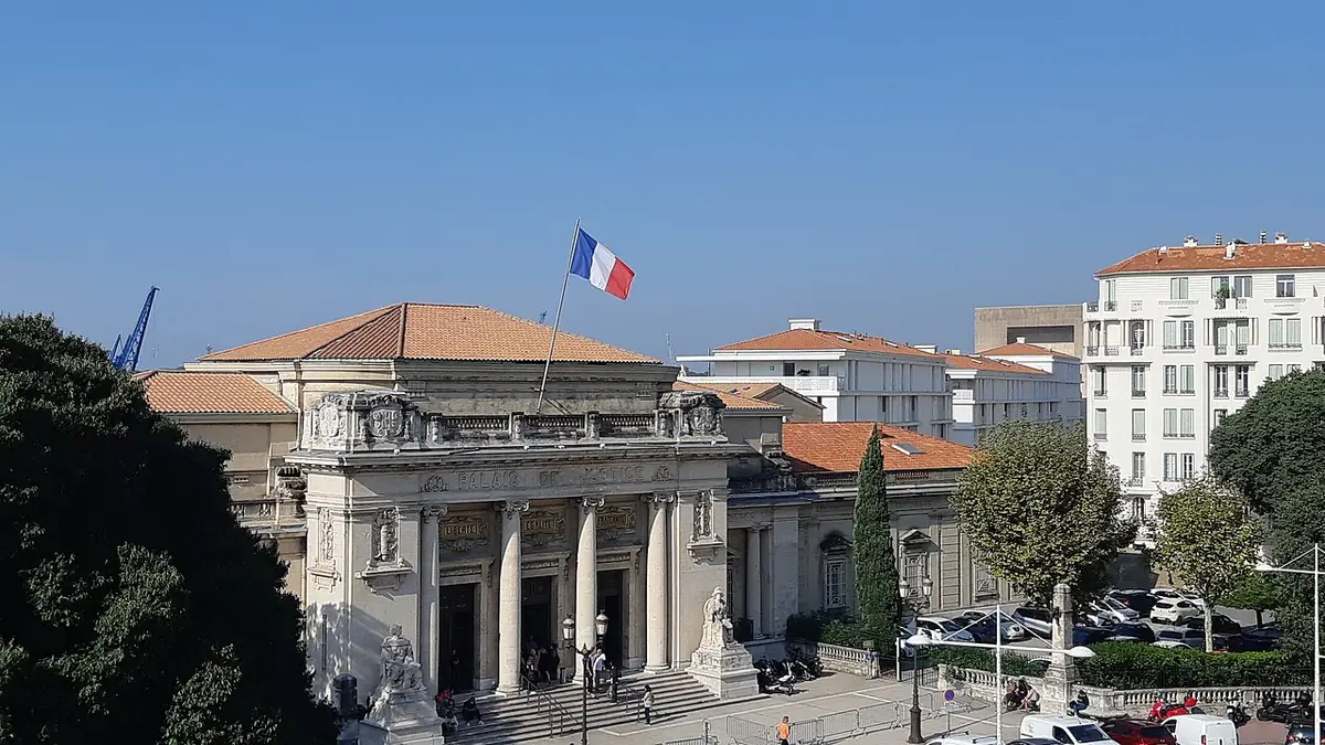 Le Palais de Justice de Toulon, ses colonnes et le drapeau français au vent