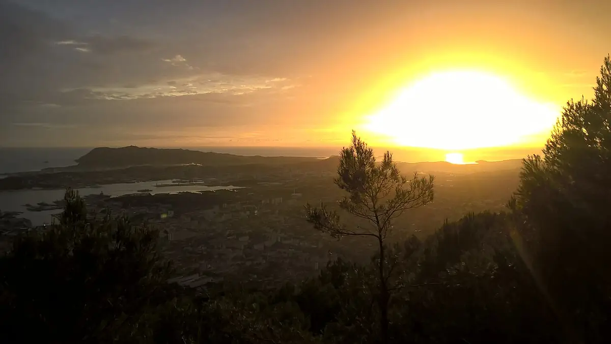 Panorama de la baie de Toulon vu depuis le Mont Faron au coucher du soleil