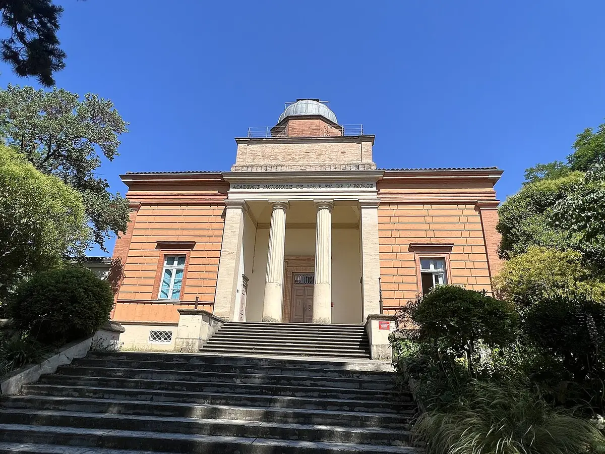 La façade néoclassique à colonnes de l’Académie de l’air et de l’espace à Toulouse