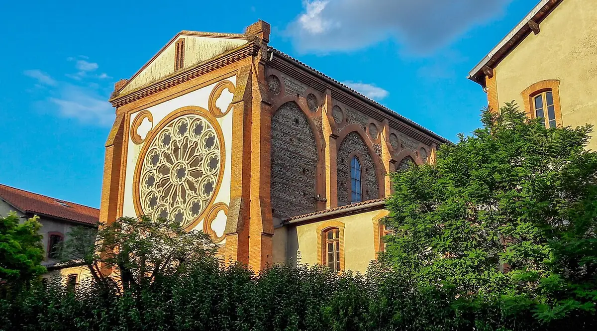La rosace et la façade en briques roses de l’église Notre-Dame-de-Lourdes à Toulouse