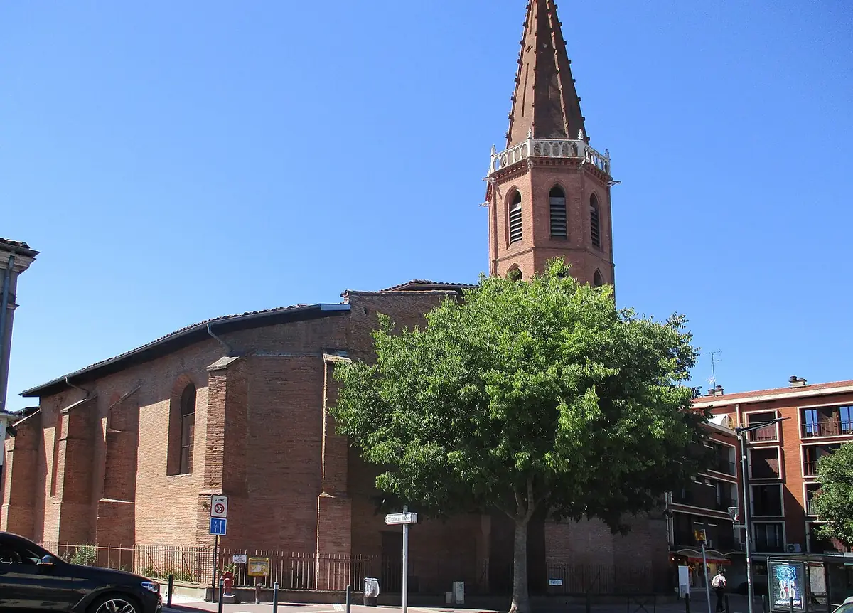 Le clocher et la façade en briques de l’église des Minimes à Toulouse