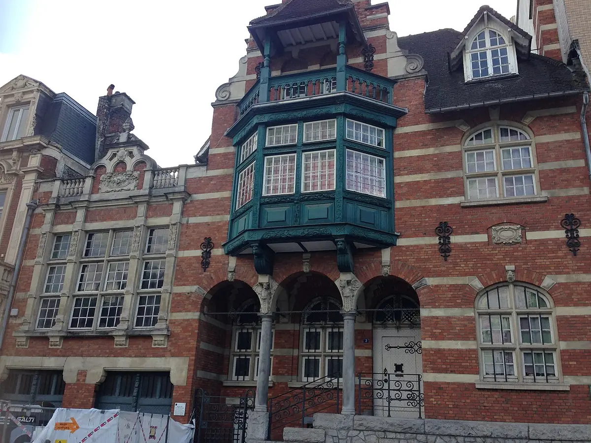 La Maison du collectionneur à Tourcoing, façade en briques rouges avec un bow-window vert