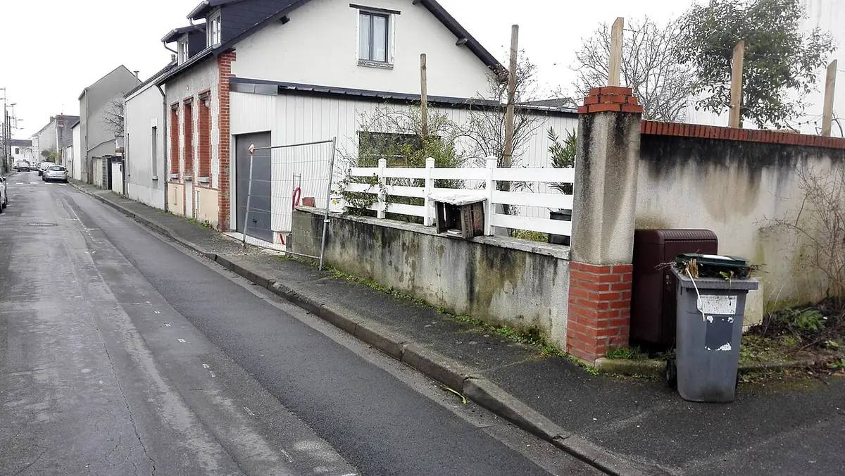 Une rue calme bordée de maisons à Saint-Pierre-des-Corps, près de Tours