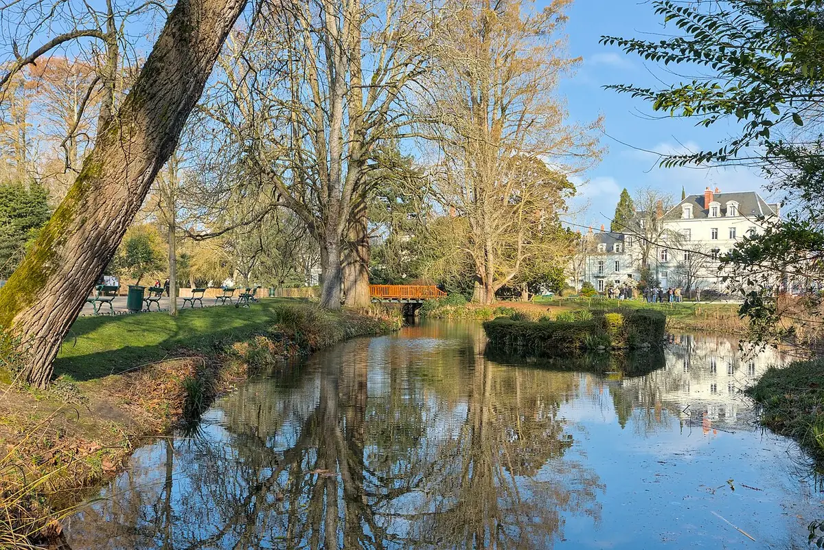 Le bassin du jardin des Prébendes d’Oé se reflétant sous les arbres à Tours