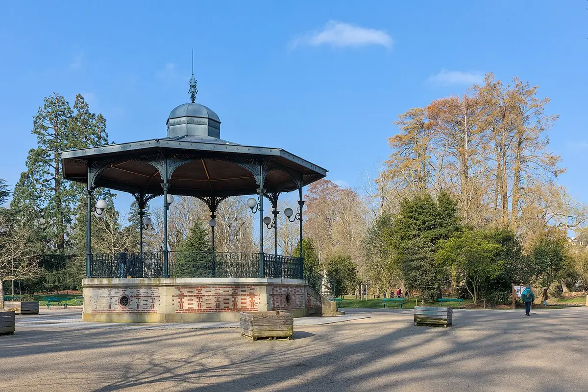 Le kiosque à musique du jardin des Prébendes d’Oé, entouré d’arbres à Tours