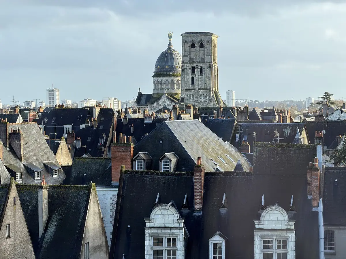 Les toits d’ardoise de Tours et les tours de la cathédrale vues d’en haut