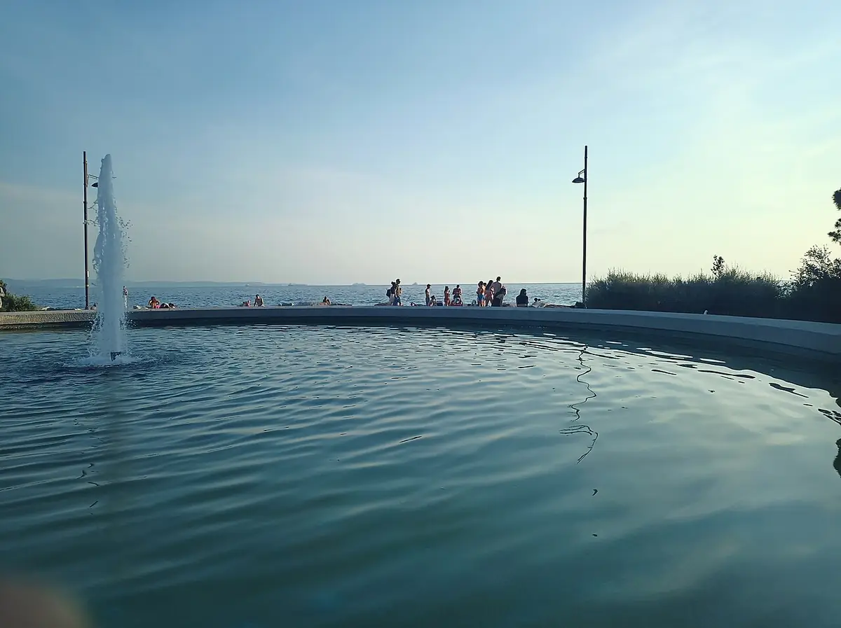 La fontaine de la promenade de Barcola au bord de l’Adriatique