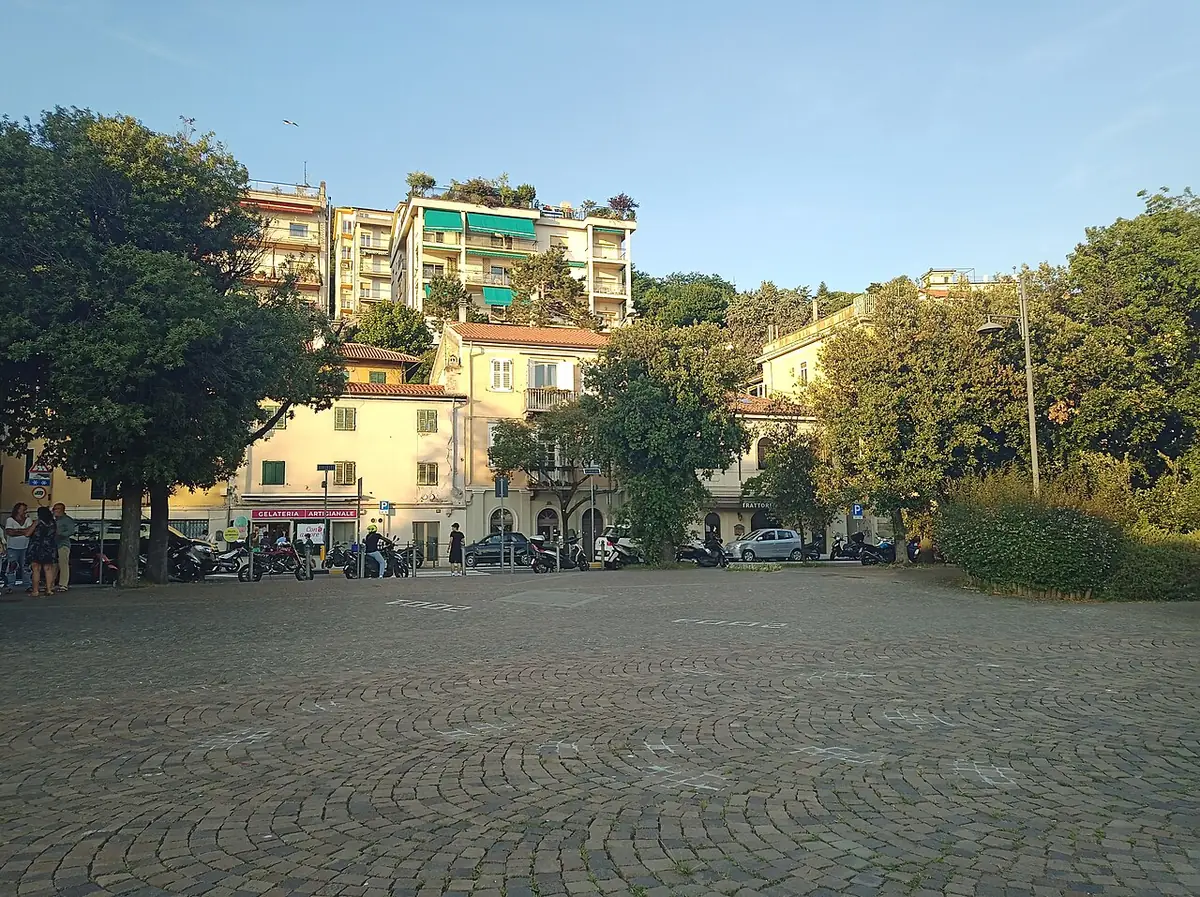 Le front de mer de Barcola, ses immeubles colorés et bateaux amarrés, à Trieste