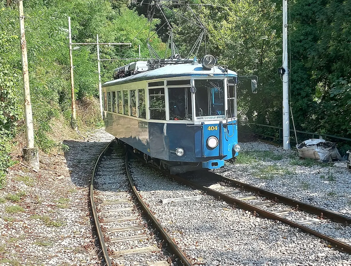 Le tramway historique d’Opicina sur ses rails à flanc de colline