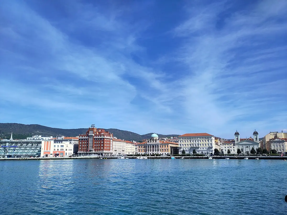Le front de mer de Trieste avec ses façades colorées et le port