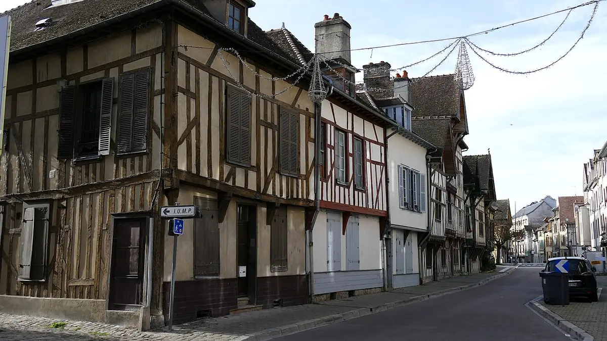 Maisons à pans de bois alignées le long de la rue Kléber à Troyes
