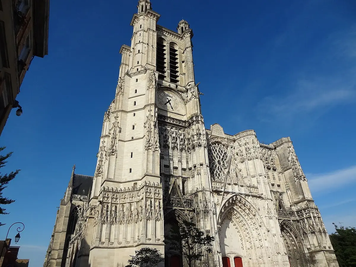 La tour et la façade gothique de la cathédrale Saint-Pierre-et-Saint-Paul de Troyes