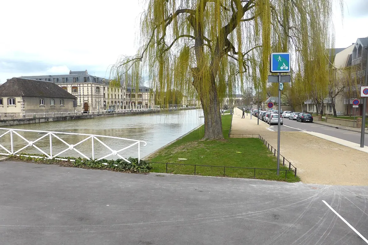 Un bassin bordé d’un saule et d’une voie verte, quai de la Fontaine à Troyes
