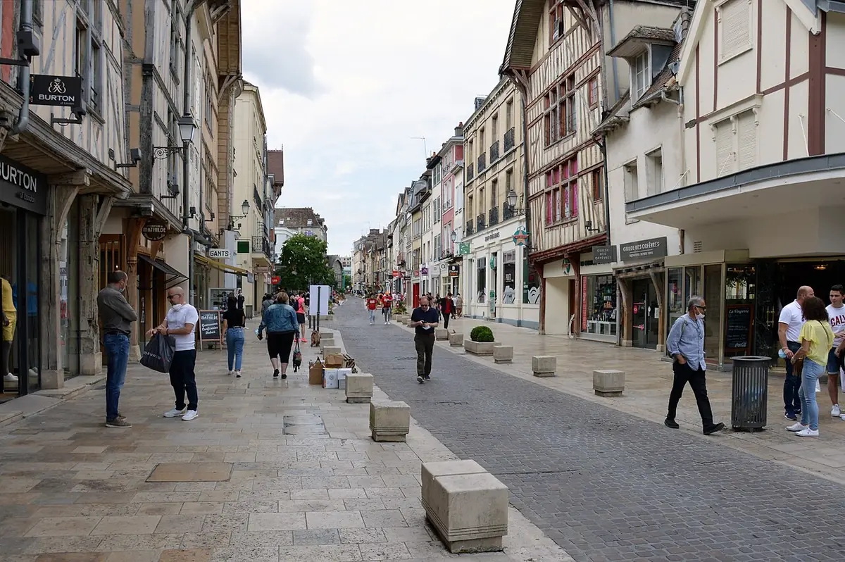 La rue Émile-Zola piétonne, bordée de boutiques et de maisons à pans de bois