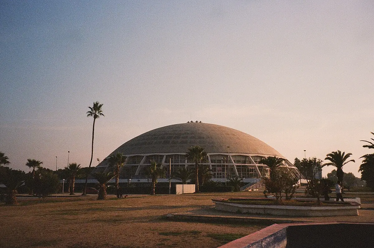 Le dôme blanc du palais des sports d’El Menzah au coucher du soleil