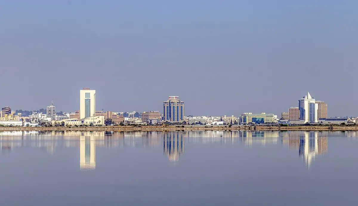 Le lac de Tunis et le reflet des immeubles de la ville au bord de l’eau