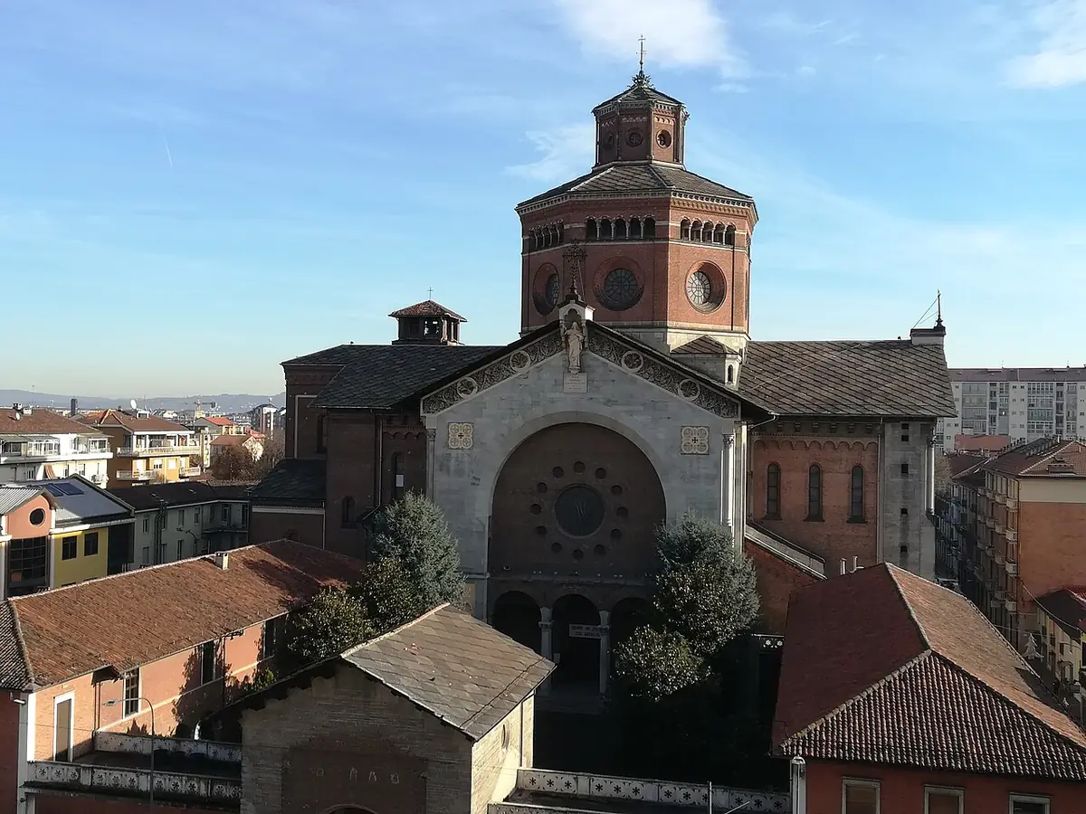 L’église Nostra Signora della Salute et sa tour octogonale en briques, au milieu des toits de Turin