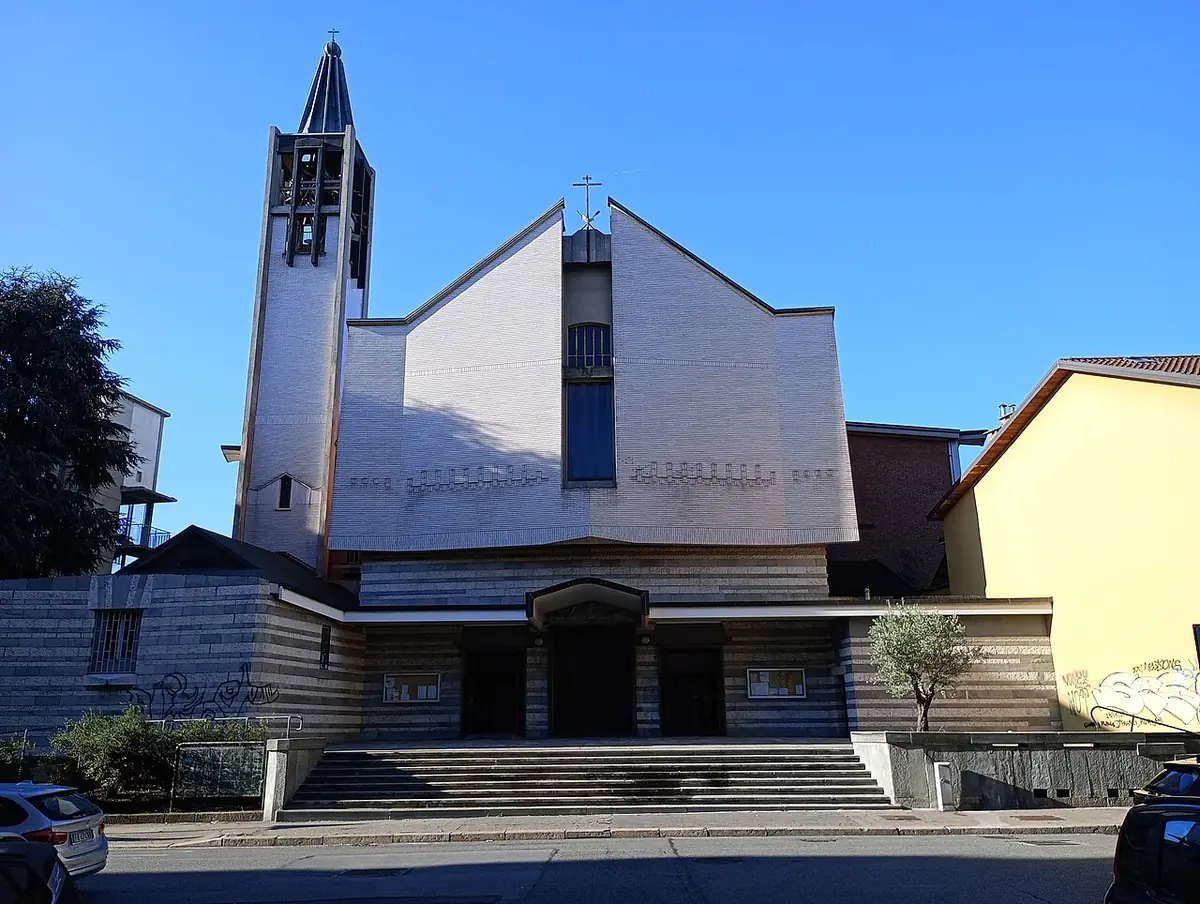 L’église moderne Sant’Anna de Turin et son clocher, dans une rue d’immeubles