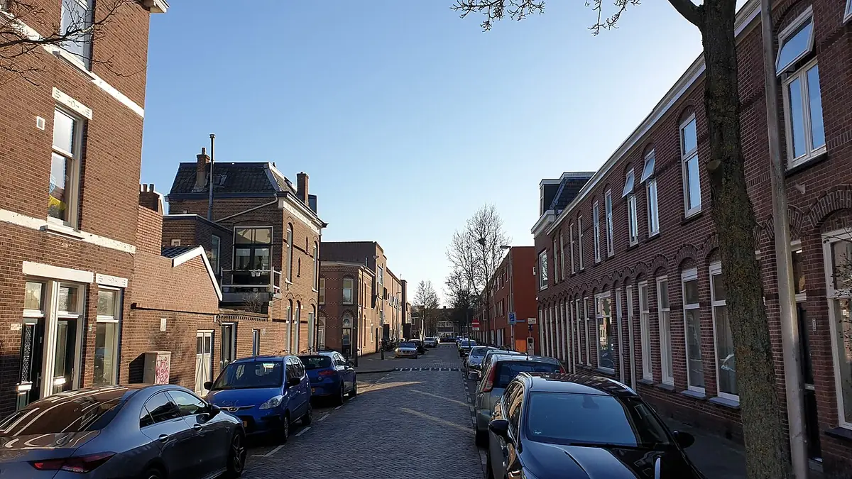 L’Amaliadwarsstraat, une rue résidentielle bordée de maisons en briques à Utrecht