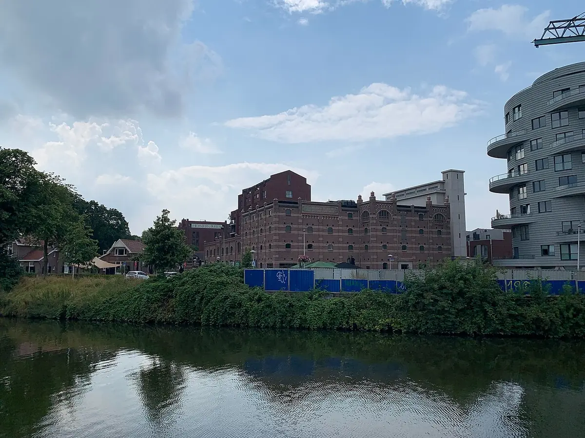 Le canal Merwedekanaal à Utrecht, bordé d’immeubles modernes