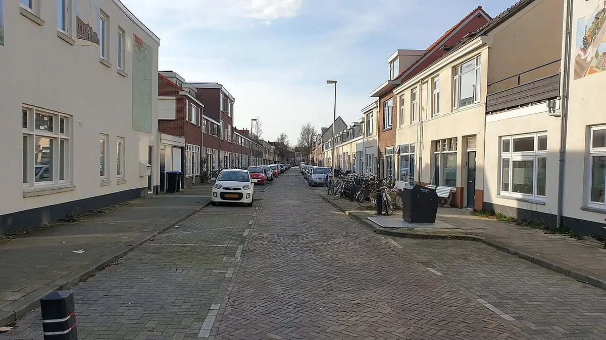 La Westravenstraat, rue bordée de maisons mitoyennes à Utrecht