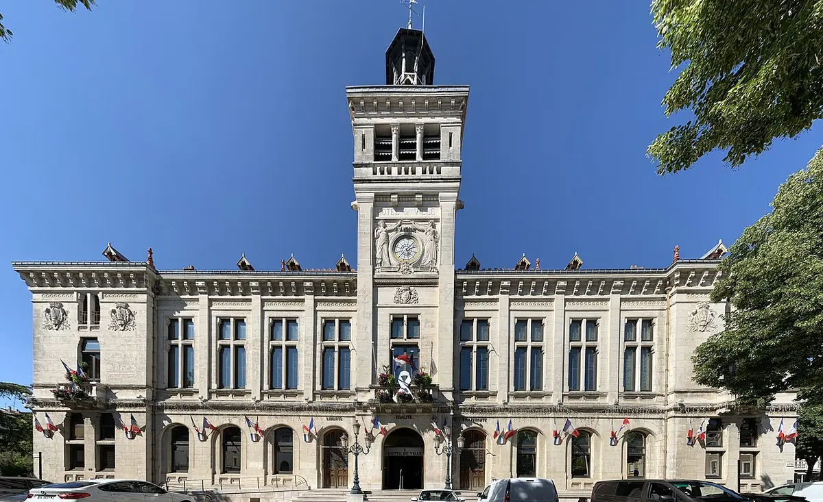 La façade de l’hôtel de ville de Valence et son beffroi sous un ciel bleu