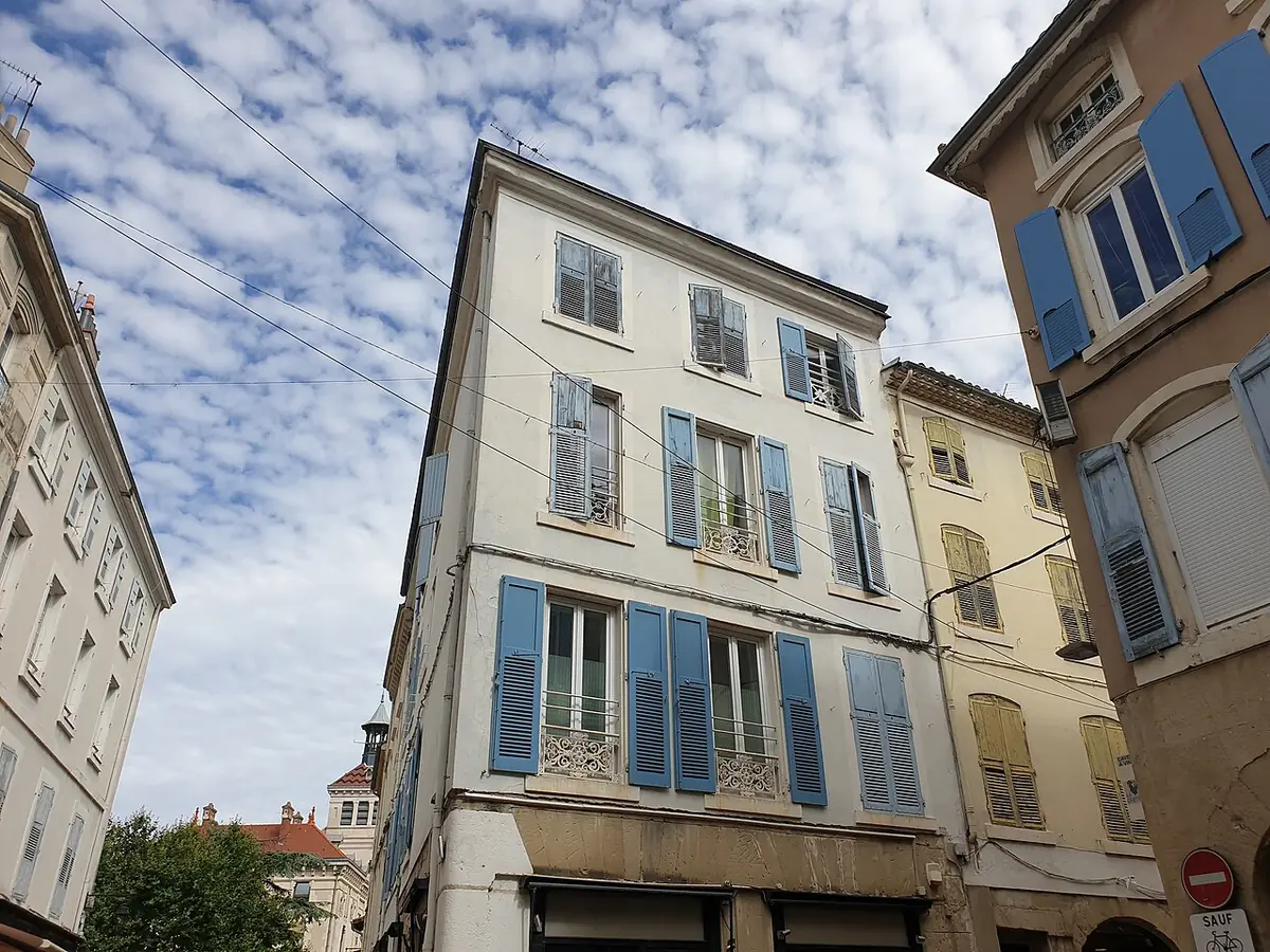 Immeubles anciens aux volets bleus et façades claires sur la place du Temple à Valence