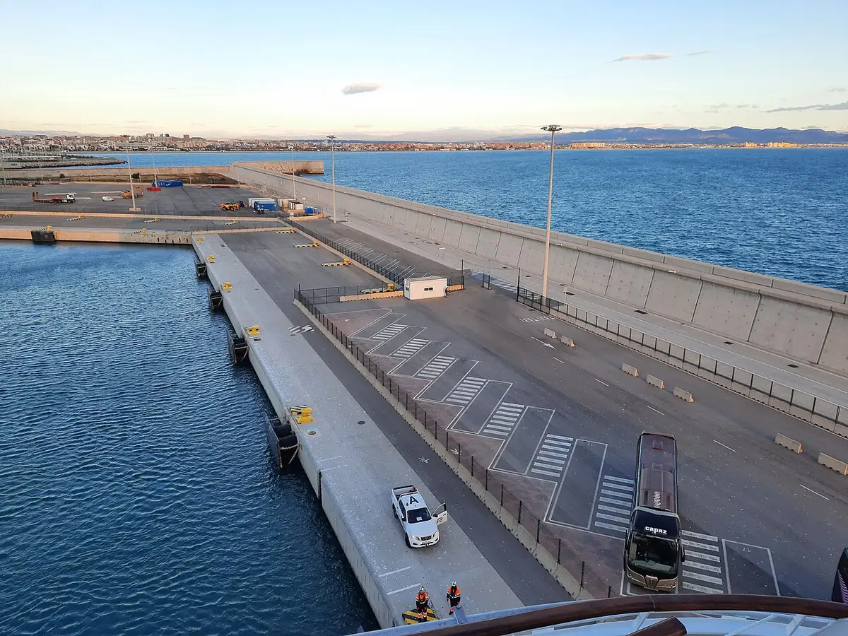 La route côtière de Valence longeant la mer Méditerranée