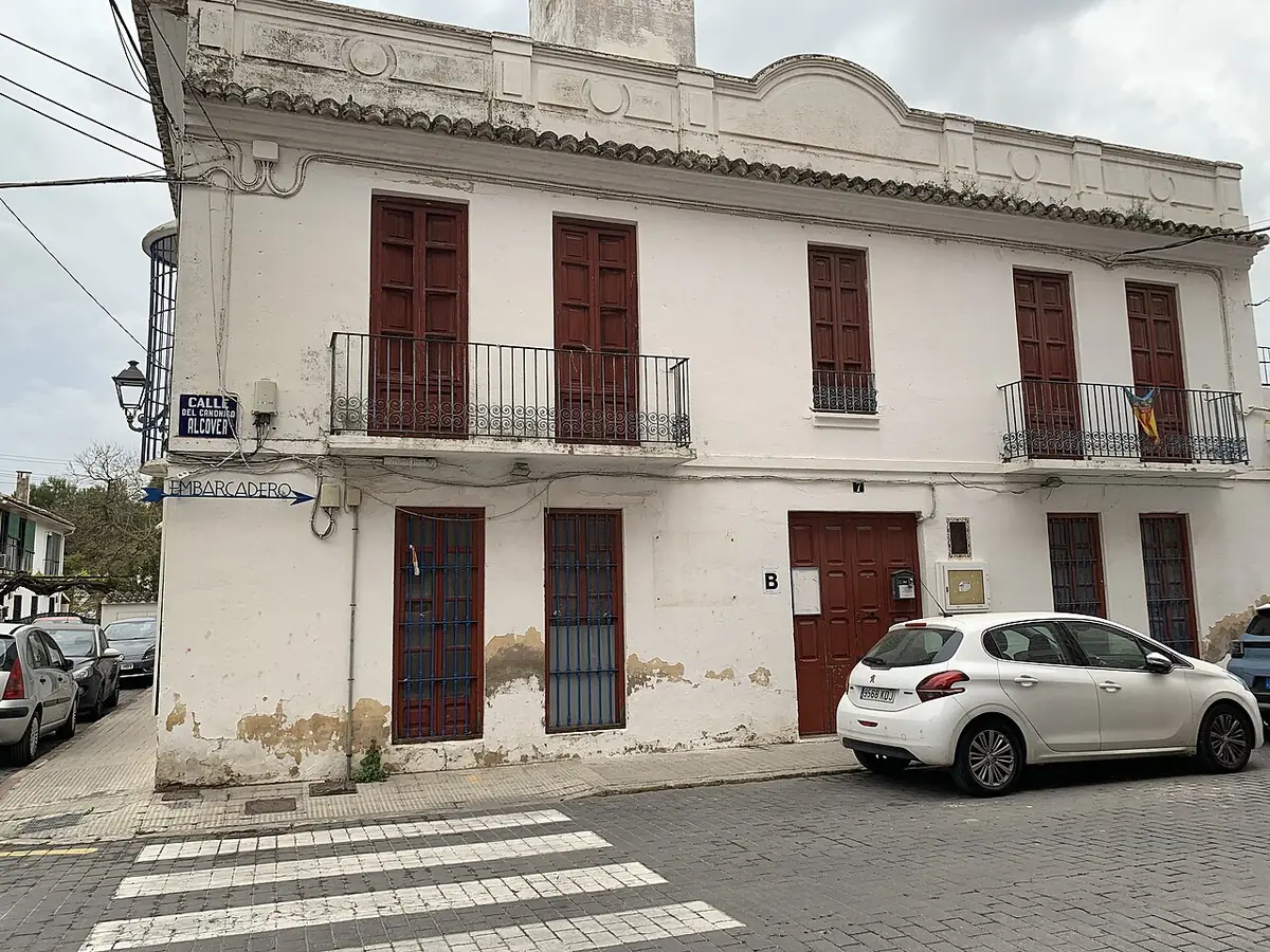 Une maison à balcons et volets colorés dans une rue de Valence