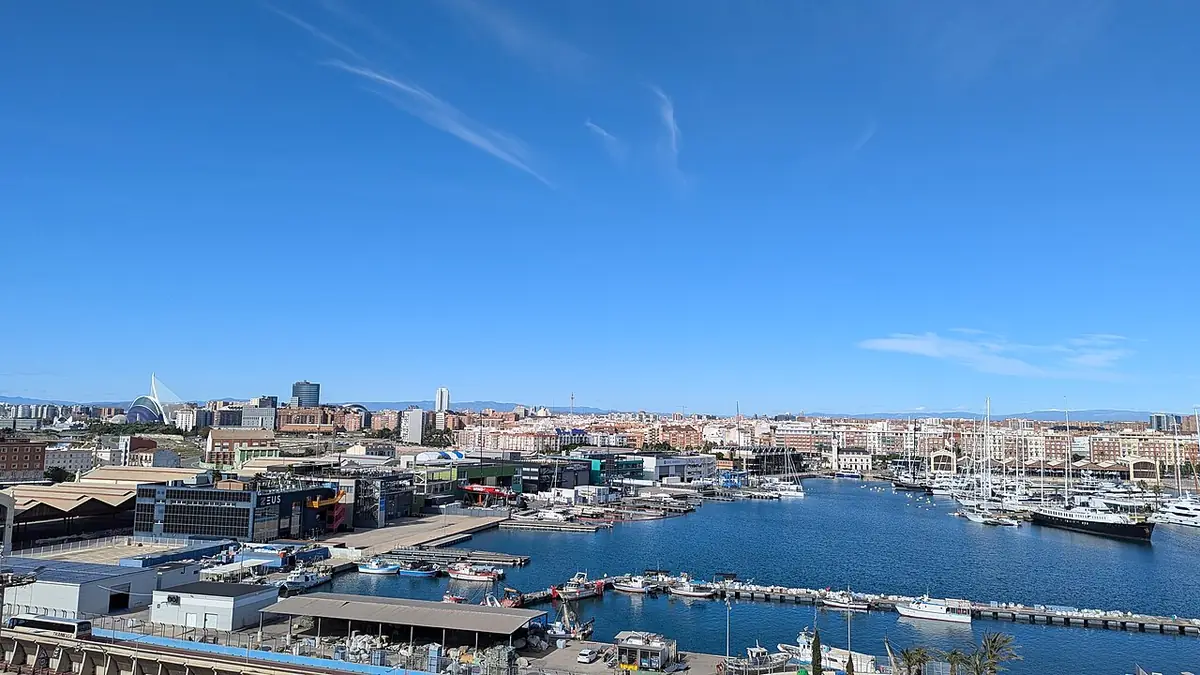 Vue sur le port et les toits de Valence depuis les hauteurs