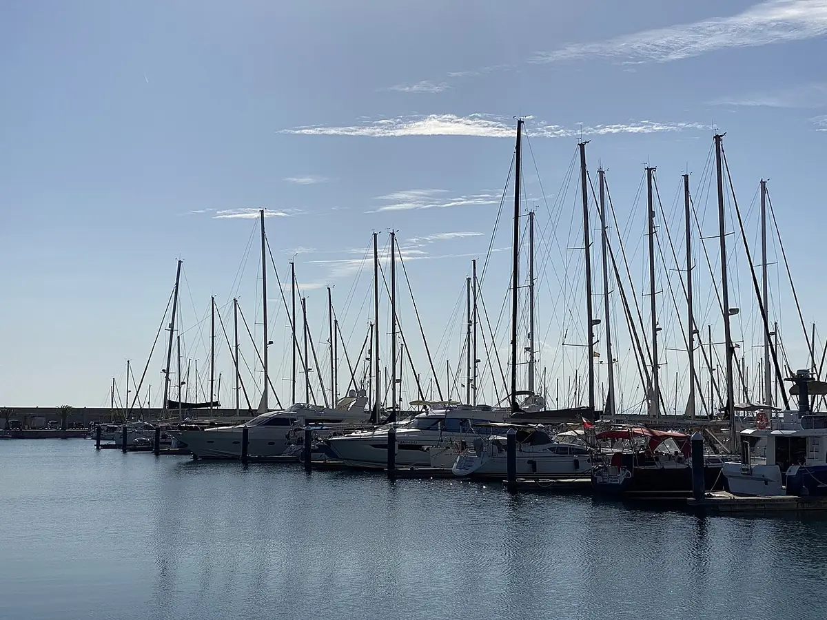 Le port de plaisance de Valence avec ses voiliers amarrés