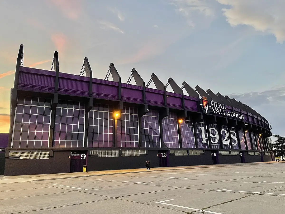 Le stade José Zorrilla illuminé au crépuscule, façade violette