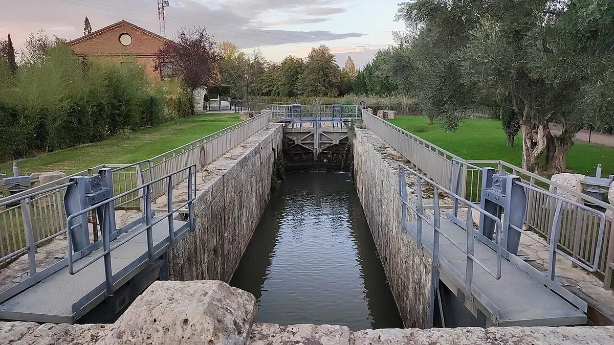 L’écluse du Canal de Castille, avec ses passerelles métalliques