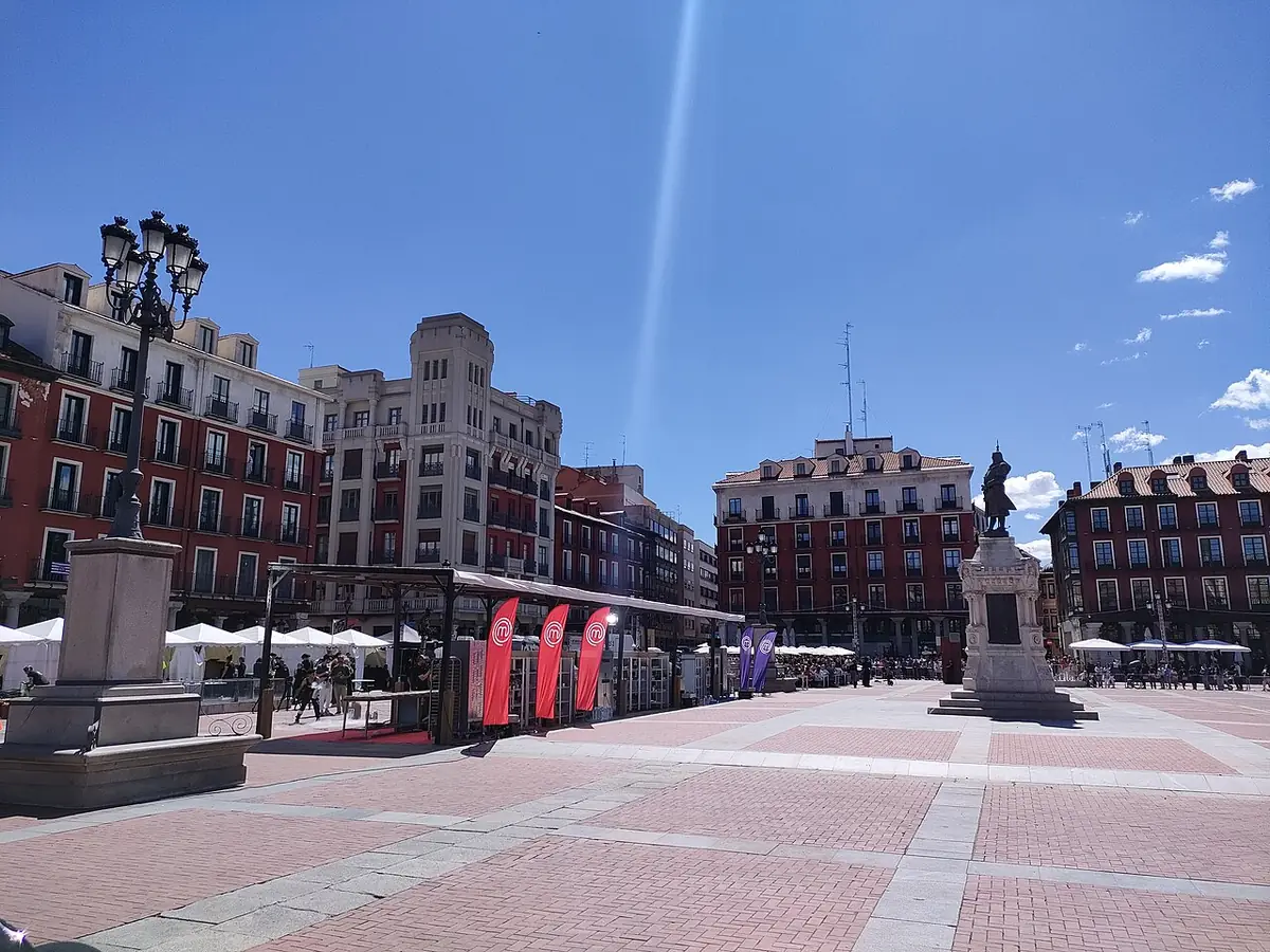 La Plaza Mayor de Valladolid, ses façades rouges et sa statue centrale