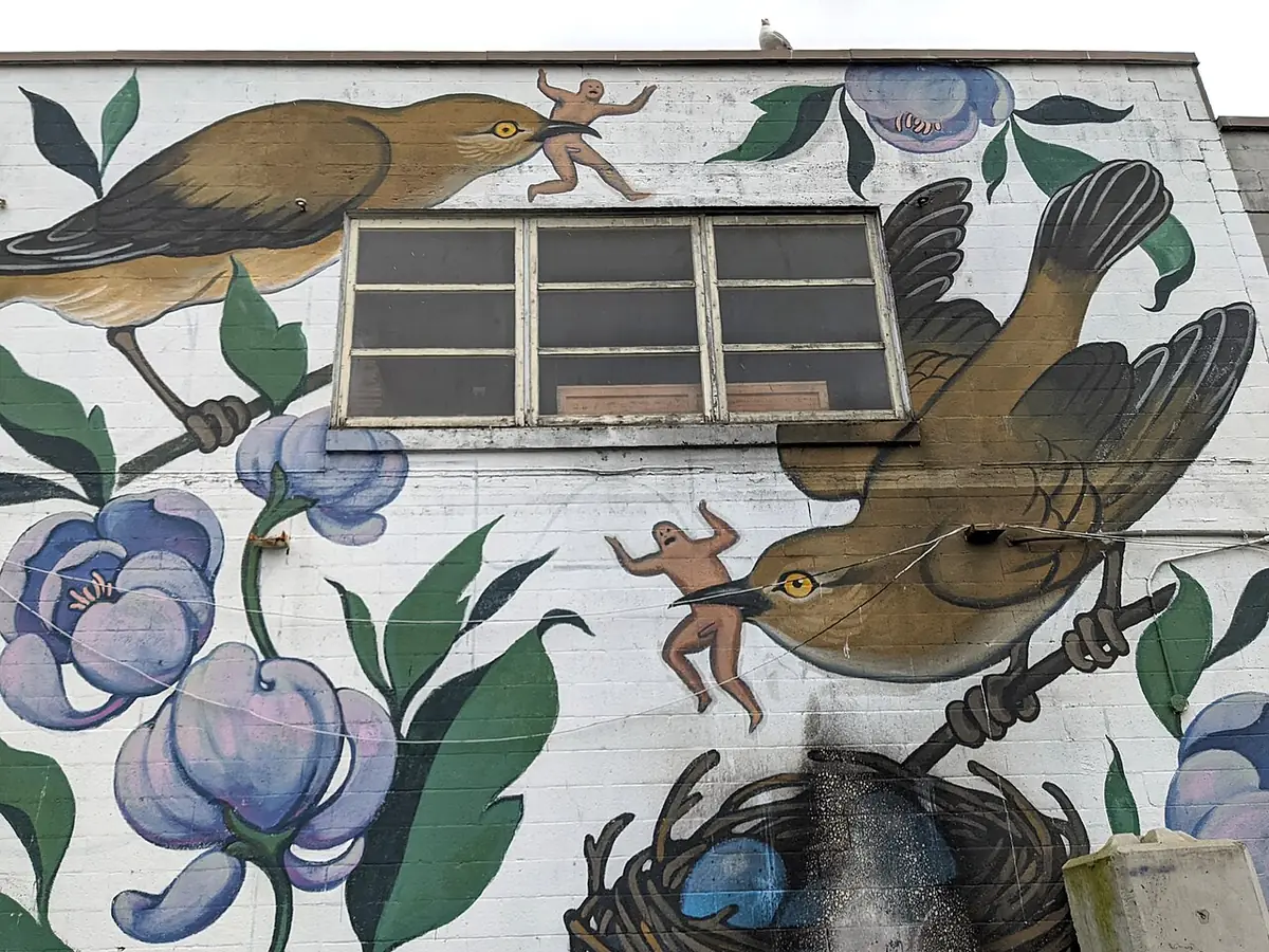 Une fresque d’oiseaux et de fleurs peinte sur la façade d’un immeuble à Vancouver
