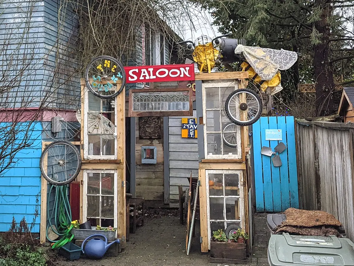 Le Squeaky Saloon, une devanture colorée de ruelle avec sa mascotte abeille