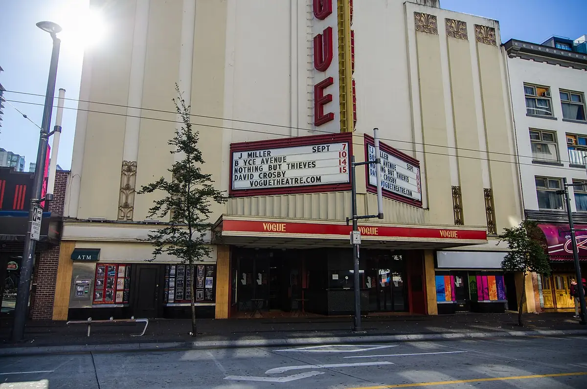 La marquise illuminée du Vogue Theatre sur Granville Street à Vancouver
