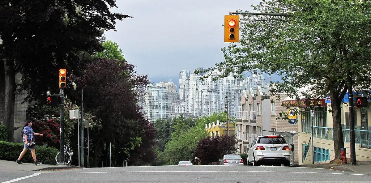 Un carrefour de Vancouver donnant sur les tours de Yaletown depuis West Broadway