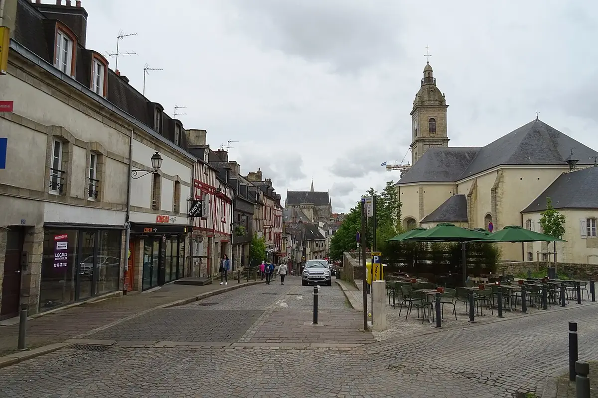 La rue Saint-Patern à Vannes, ses maisons de ville et l’église Saint-Patern