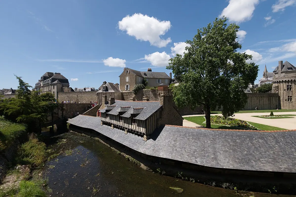 Les lavoirs de la Garenne au bord de la rivière, maisons anciennes à l’arrière-plan