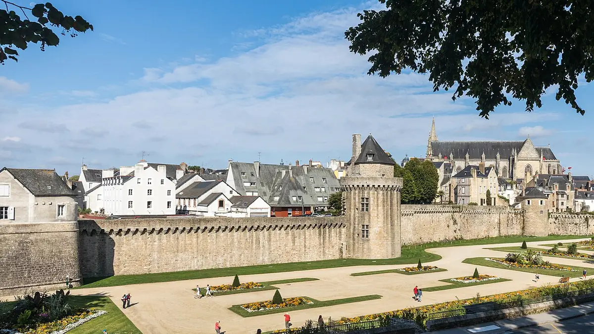 Les remparts de Vannes et la tour du Connétable au-dessus du jardin des Remparts