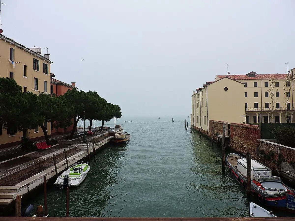 Le rio del Battello bordé de maisons et de bateaux amarrés, ouvert sur la lagune